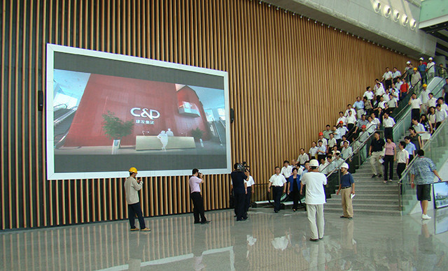 福建廈門(mén)會(huì)展中心P6室內(nèi)全彩LED顯示屏由上海智彩科技設(shè)計(jì)、安裝